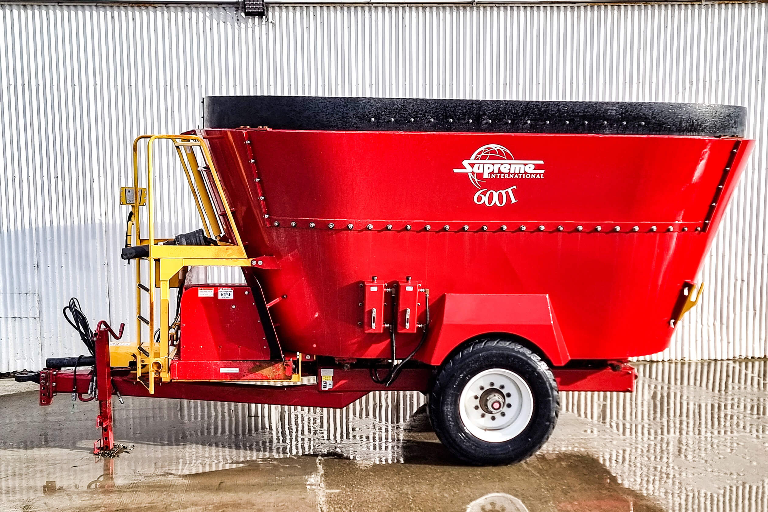 Supreme 600T Mixer Feeder Wagon | Hustler Equipment